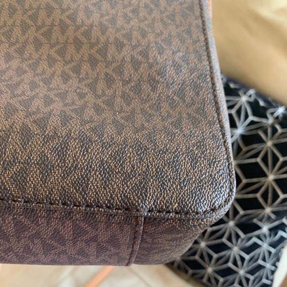 ❌SOLD❌ Michael Kors Cross Body Purse - Picture 11 of 16